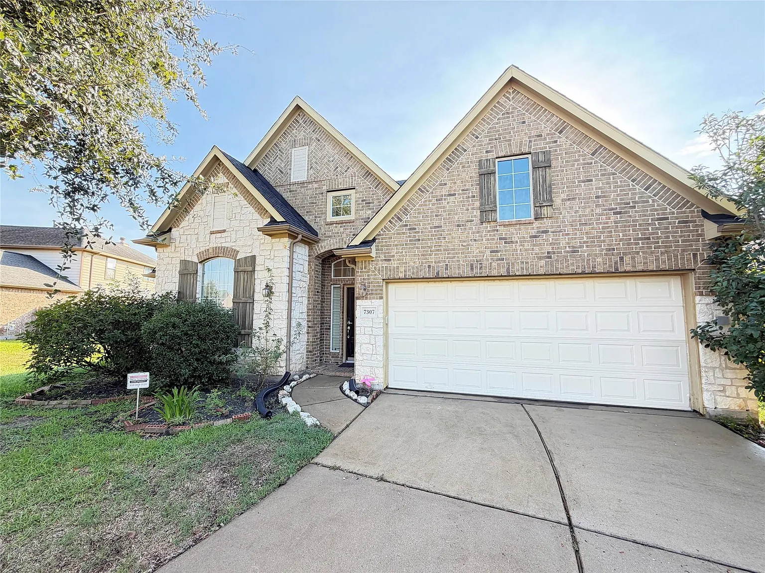 3 bed, 2.5 bath, 2295 sqft, $2,200 — Photo 2