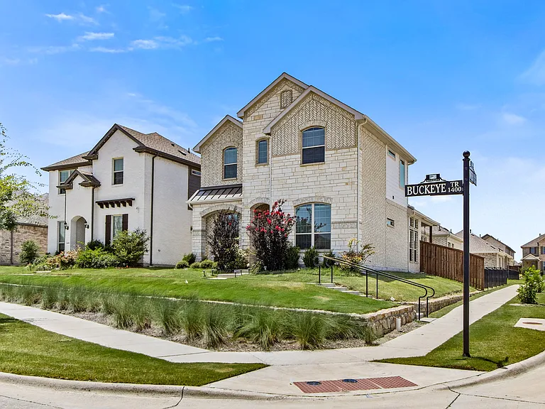 1413 Buckeye Trl — Photo 1