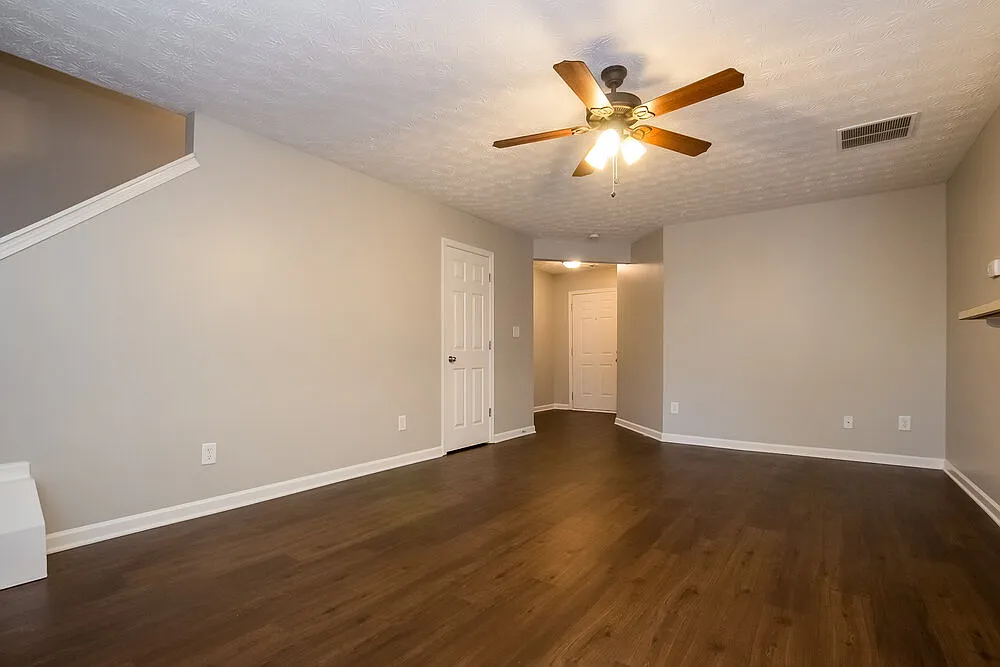 3 bed, 2.5 bath, 1506 sqft, $2,005 — Photo 3