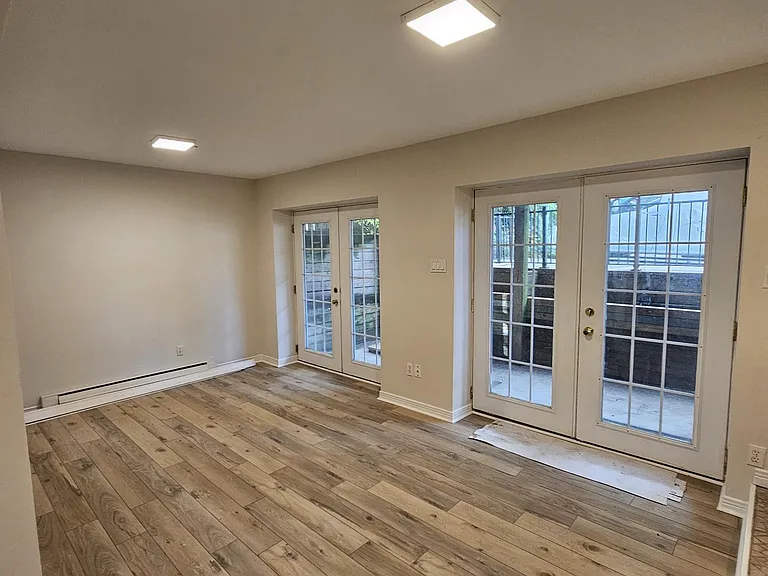 300 Princess Ave — Photo 18