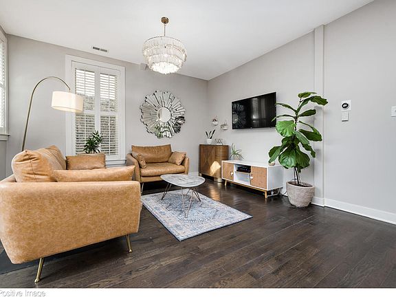 3rd image of 1525 N Claremont Ave APT 2B