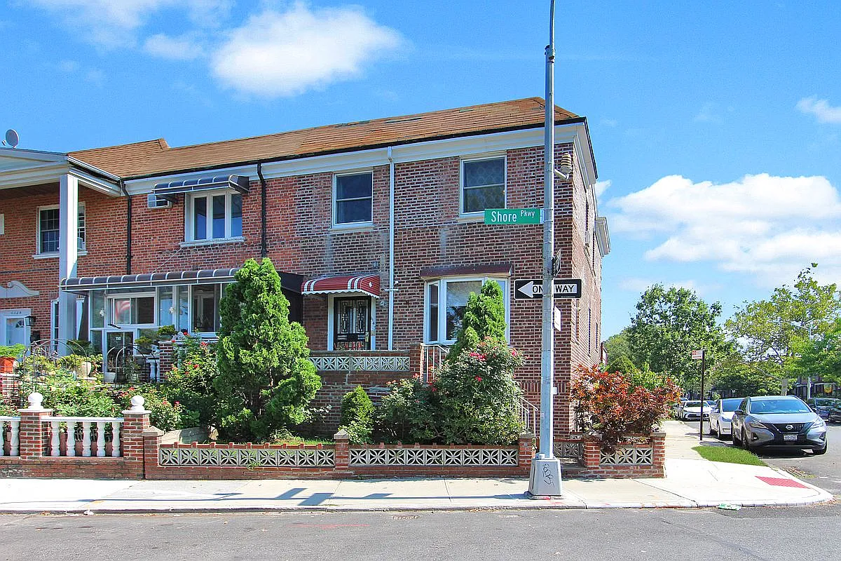 1143 Shore Pkwy photo 1