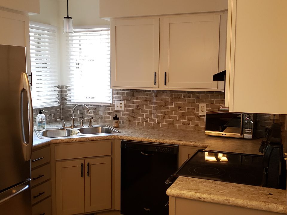 1st image of 3881 Oak Hills Cir
