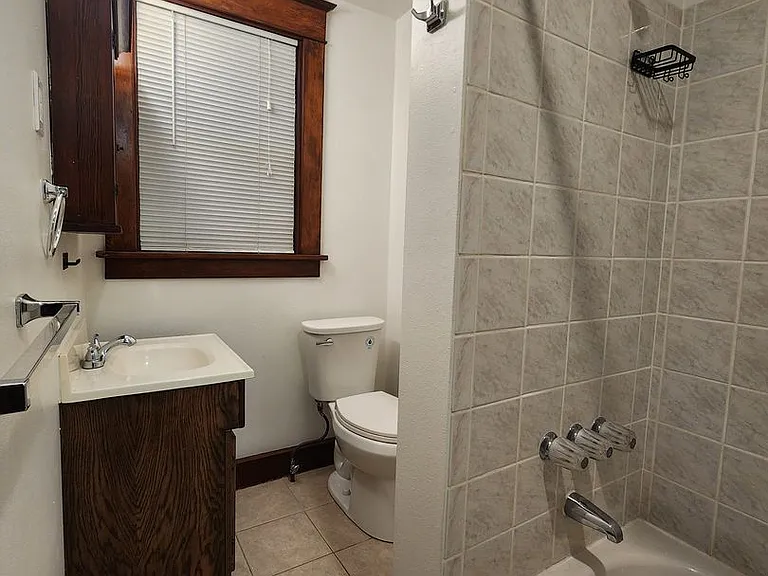 Elliott Hall Apartments — Photo 9