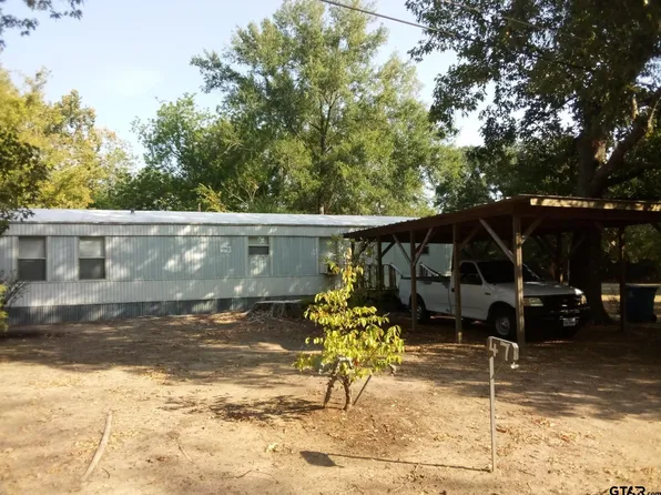 47 E Oldham St, Wells, TX 75976