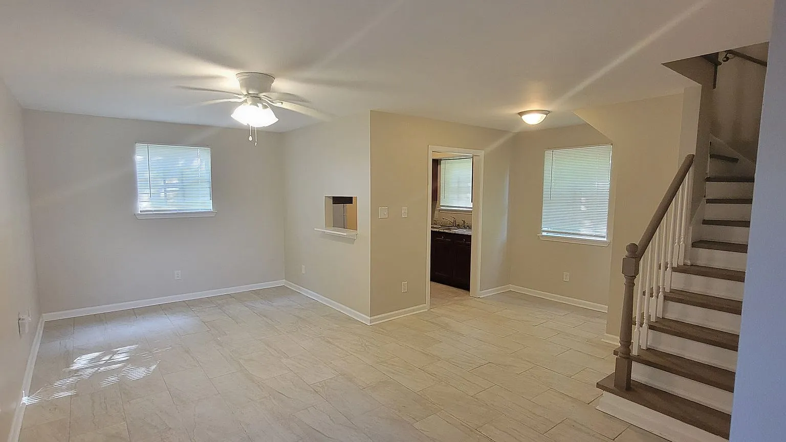Newly Renovated 3 bedroom 2 bath town home — Photo 3