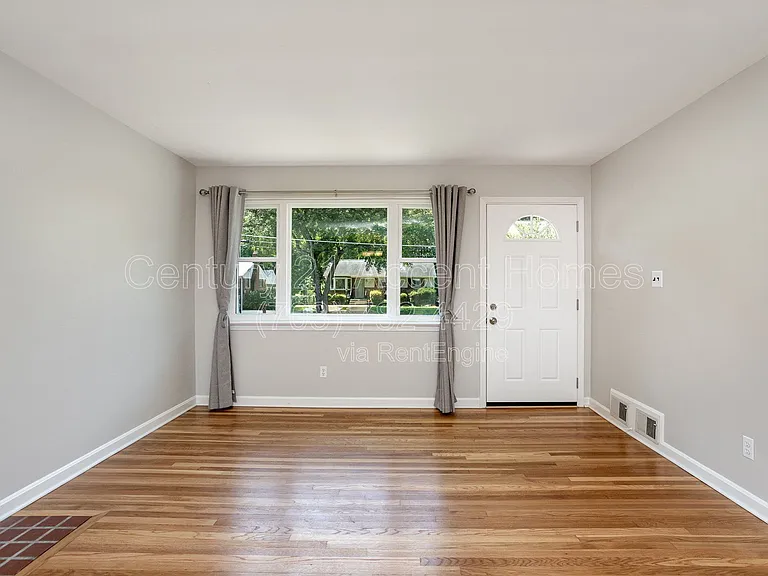 3233 Holly Hill Dr — Photo 7