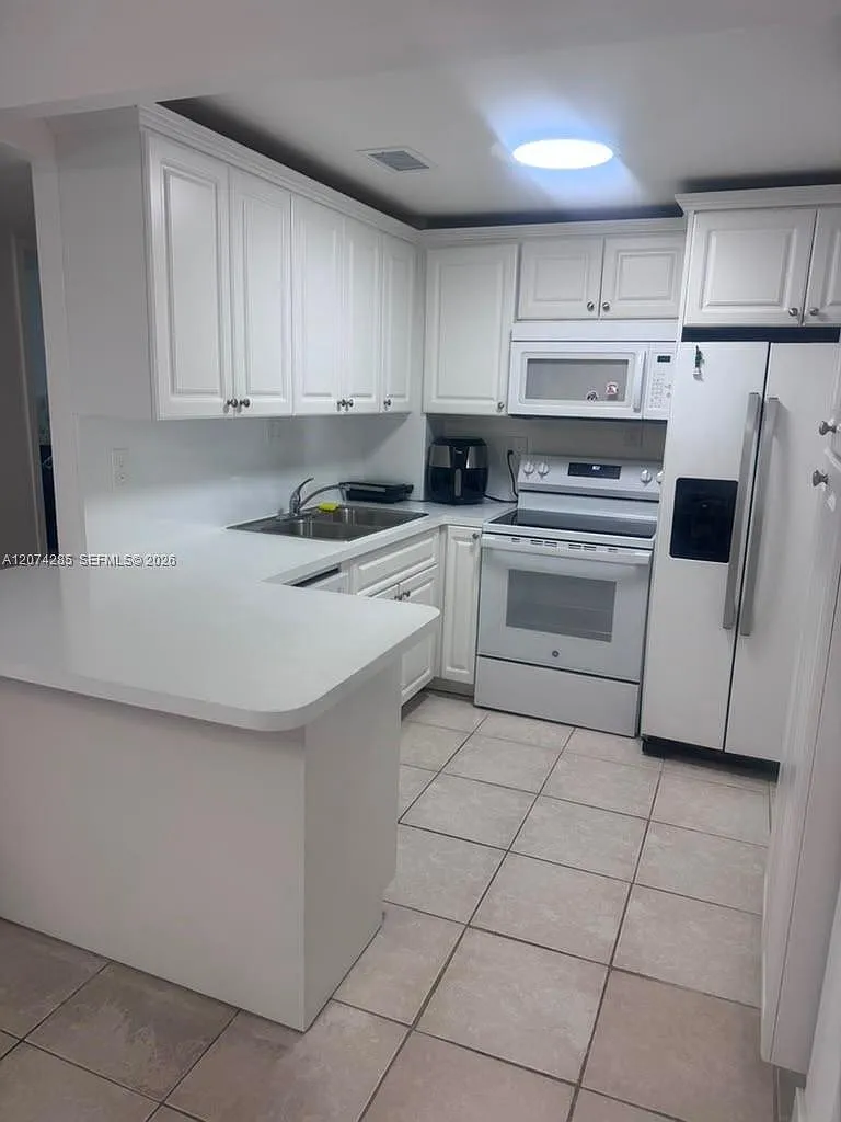 Chelsea Bayview Condo — Photo 1