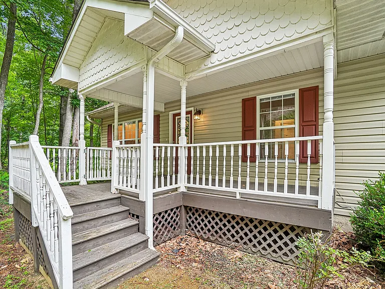166 Mount Royal Dr — Photo 3