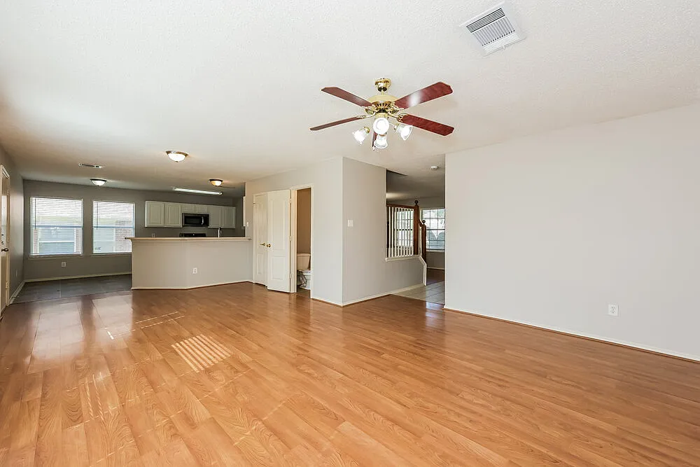 4 bed, 2.5 bath, 2556 sqft, $2,555 — Photo 4