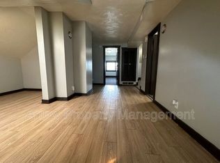 2400 R St APT 4, Lincoln, NE 68503