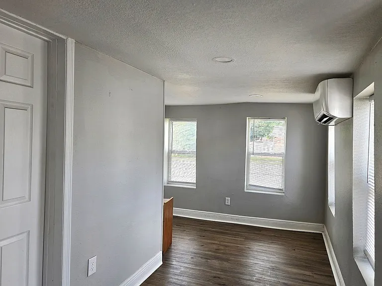11-19 W Eagle Ave — Photo 2