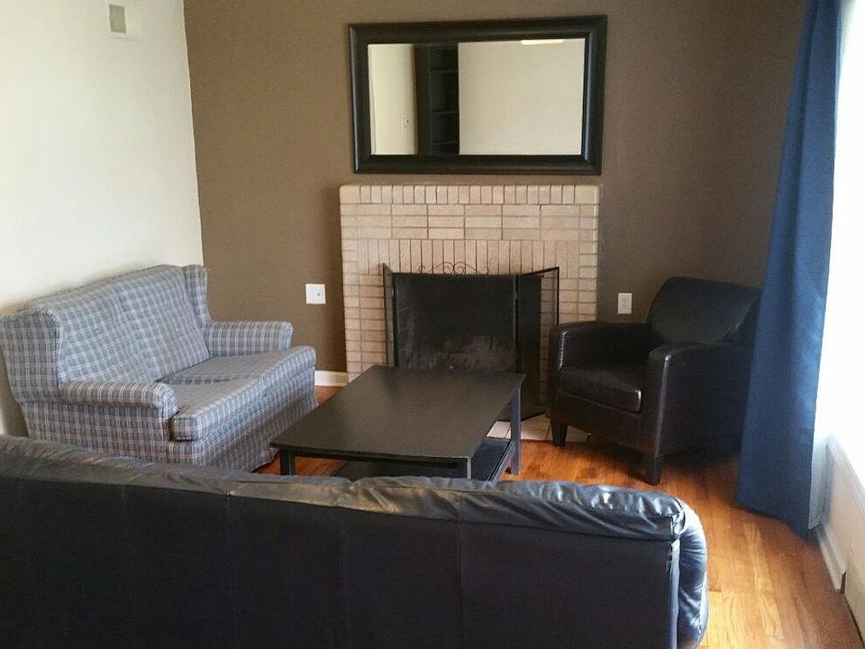 Living Room. Working fireplace (wood).