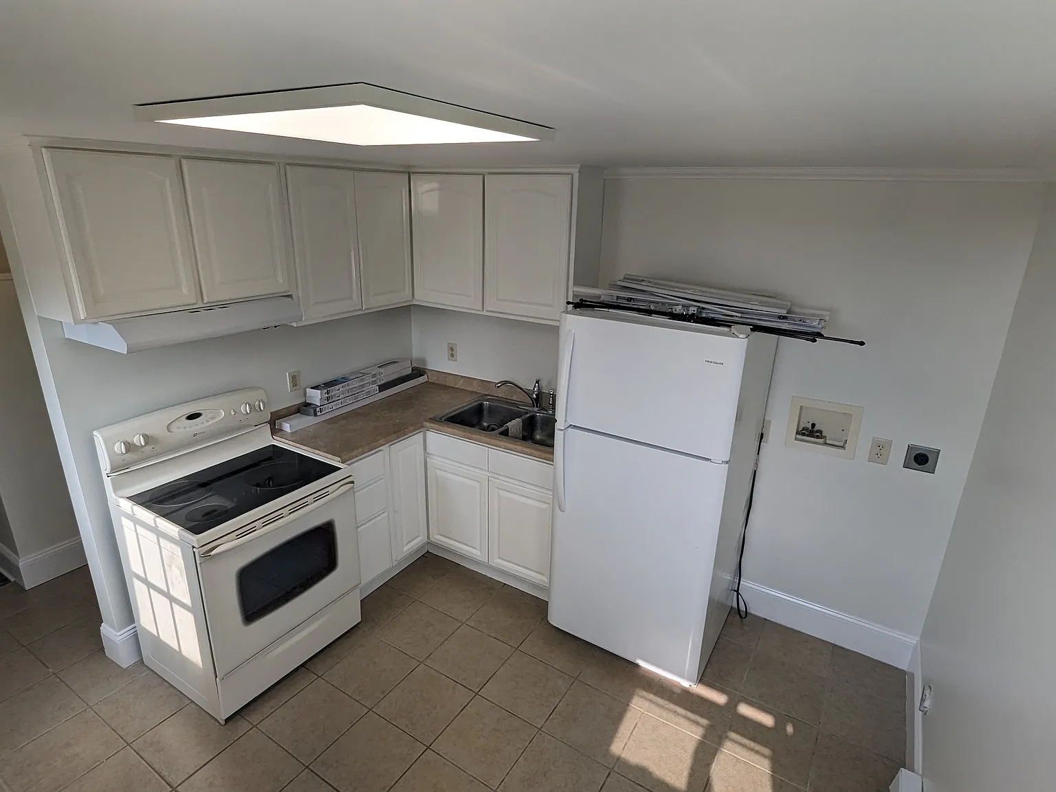 3 bed, $1,050 — Photo 1