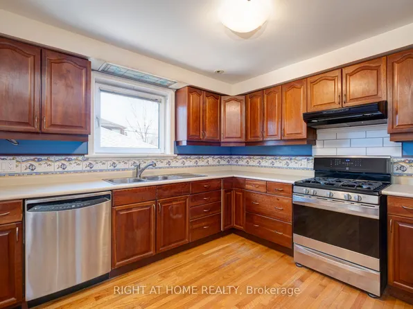 952 Coxwell Ave, Toronto, ON M4C 3G3