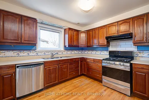 952 Coxwell Ave #MAIN Photo 1