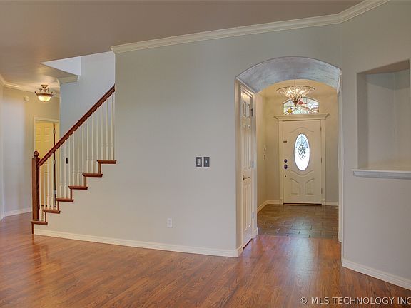 4th image of 326 E 112th St S