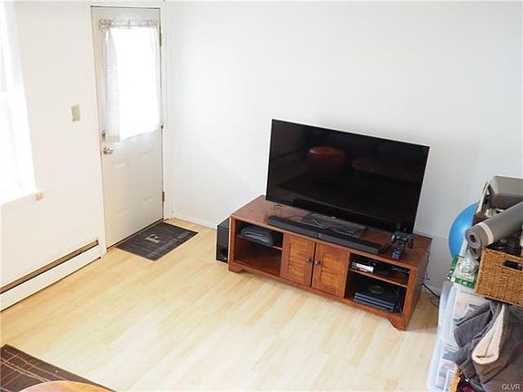 4th image of 2430 Dewey Ave