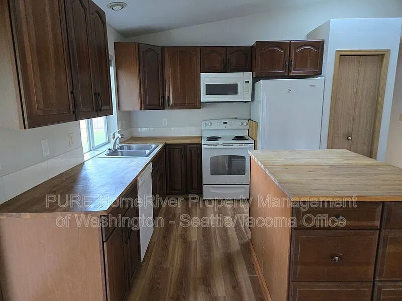 3 bed, 2.0 bath, 1584 sqft, $2,750 — Photo 3