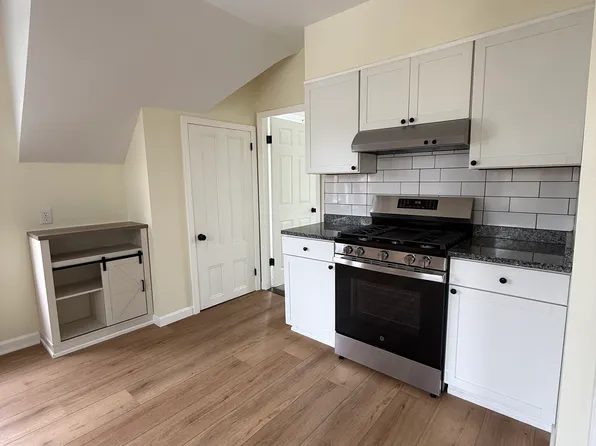 80 Gladstone St Floor 2, Cranston, RI 02920