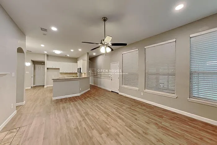 4 bed, 2.0 bath, 2361 sqft, $2,625 — Photo 4