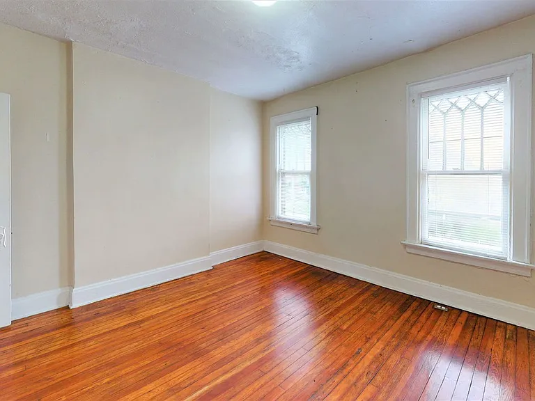 1482 Summit St — Photo 7