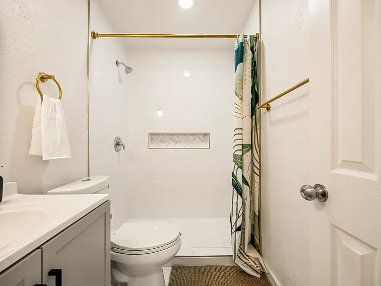 Second full bathroom featuring fresh towels, essential toiletries, and a practical setup ideal for groups and families.