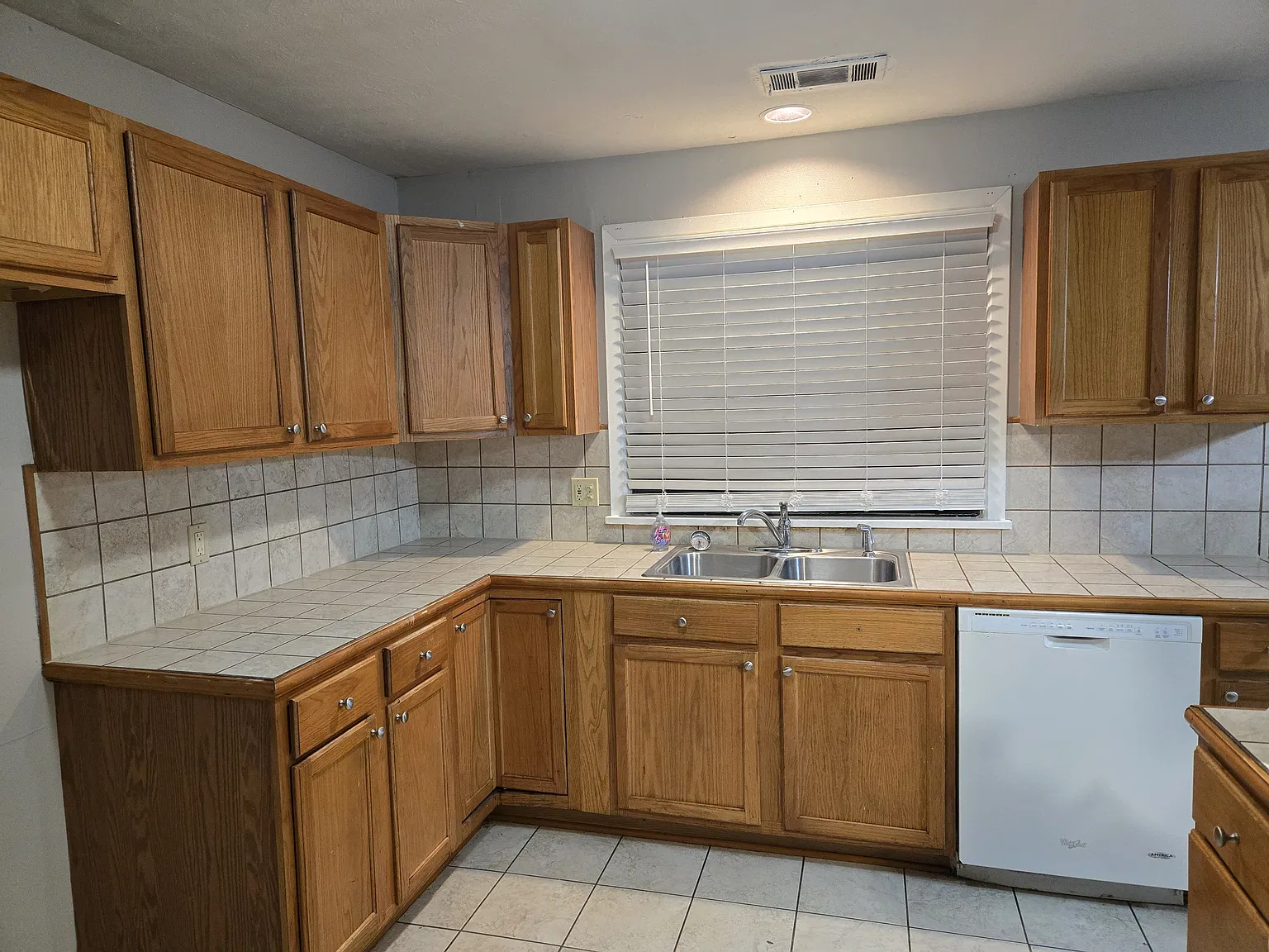 3 bed, 1026 sqft, $1,200 — Photo 4