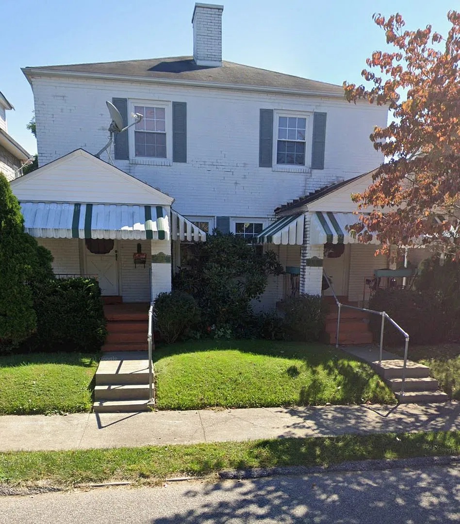 Charming Two Bedroom Townhouse Close to Kanawha Boulevard — Photo 1