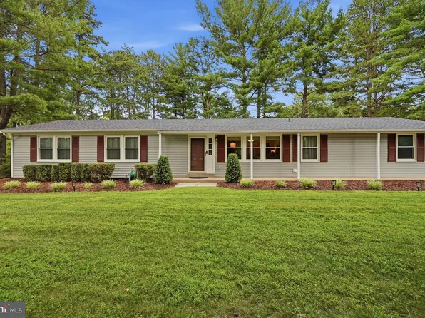 10818 Oldfield Dr, Reston, VA 20191