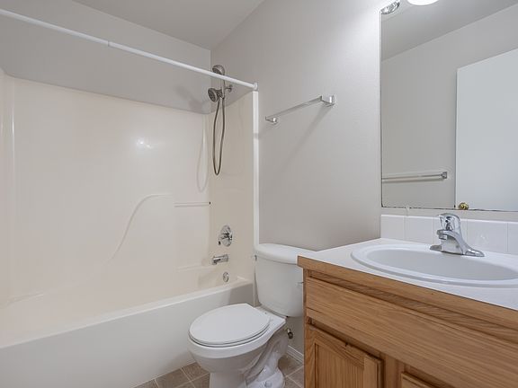 4th image of 927 College Ln NE #B