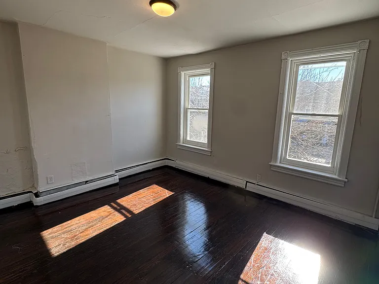 458 S Olden Ave — Photo 4