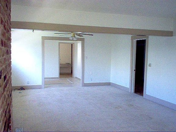 Living rm w/fireplace