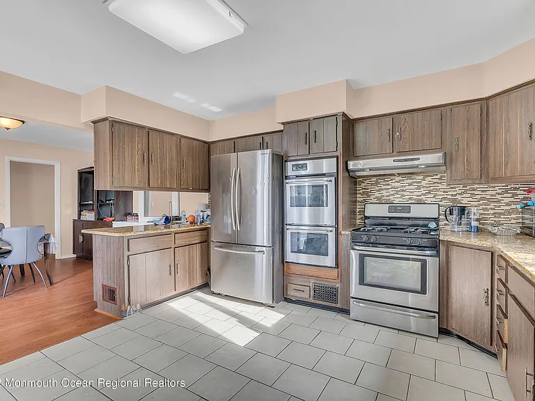 872 Red Oaks Dr — Photo 7