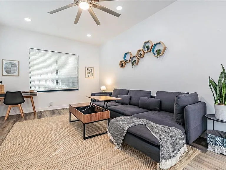 2325 W Green St — Photo 2