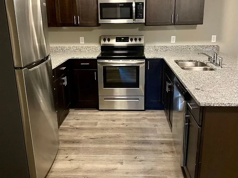 400 Western Cir — Photo 4