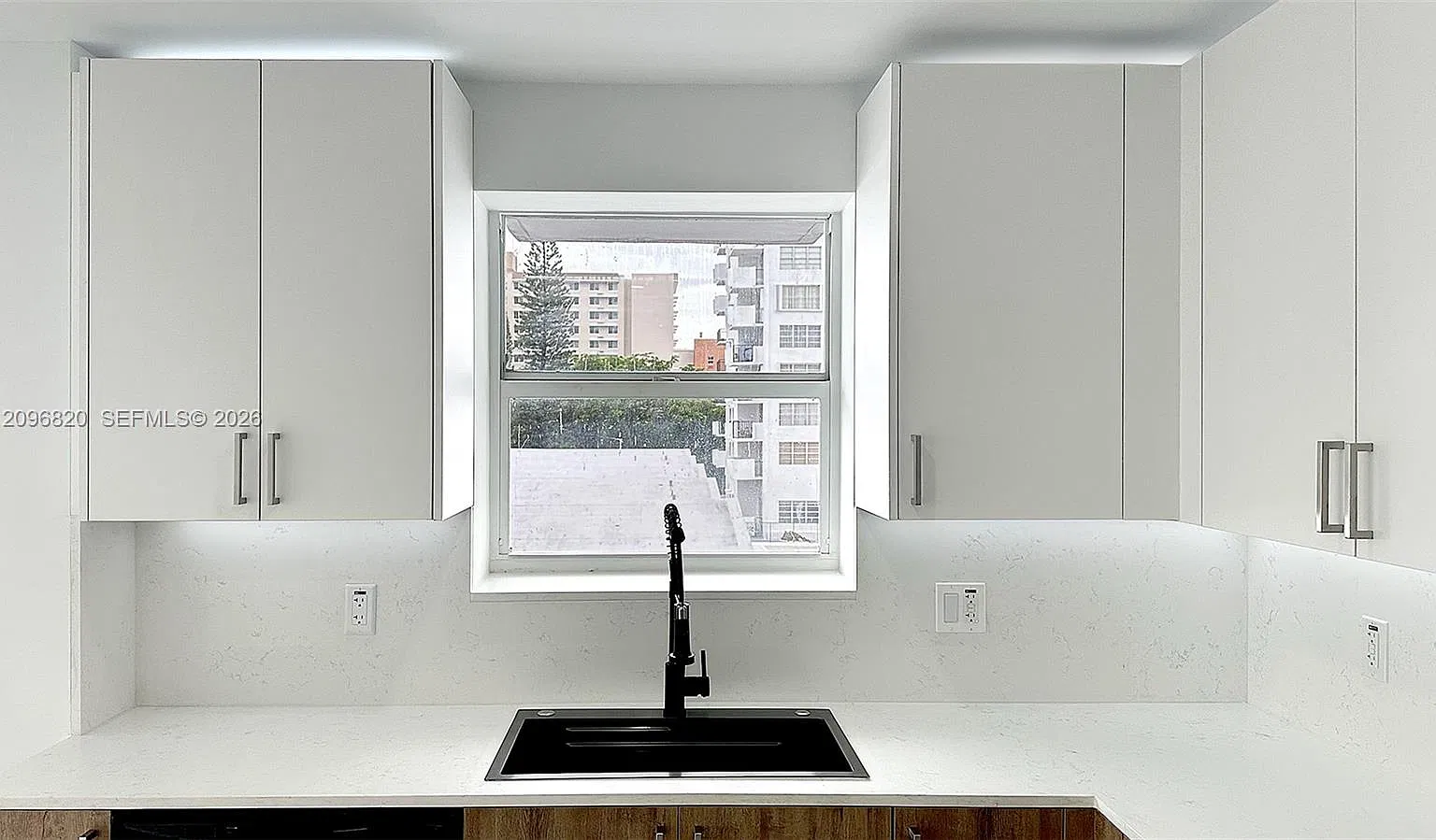 Commodore Plaza Condo — Photo 4