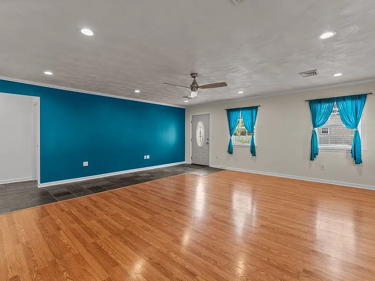 780 Meade Ln — Photo 5
