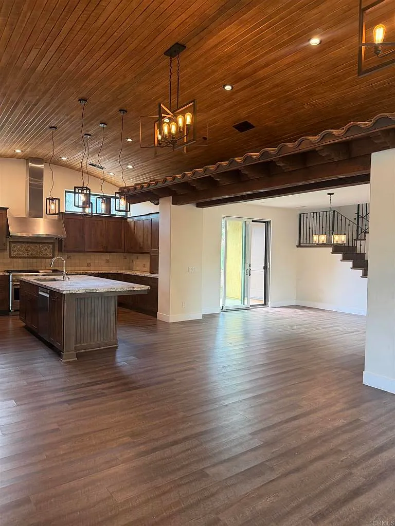 4 bed, 4.5 bath, 3756 sqft, $9,500 — Photo 4