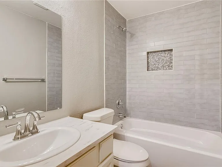102 Nicole Cv #B — Photo 13