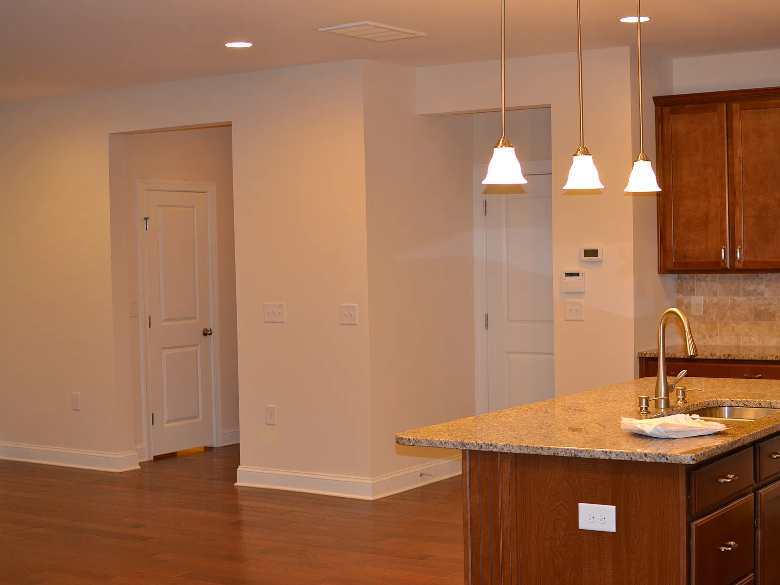 3 bed, 2.5 bath, 2512 sqft, $2,450 — Photo 2