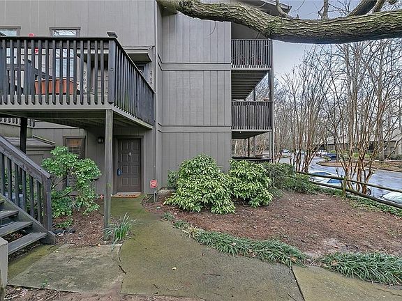 3rd image of 2710 Cumberland Ct SE