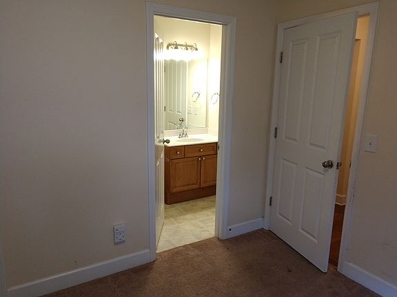 2nd Bedroom Entry to Bath