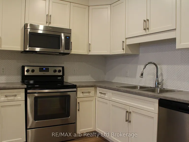 391 Dundas St #2 — Photo 3