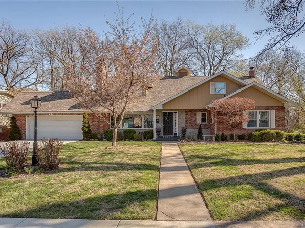 27 Oak Knoll Pl, Belleville, IL 62223