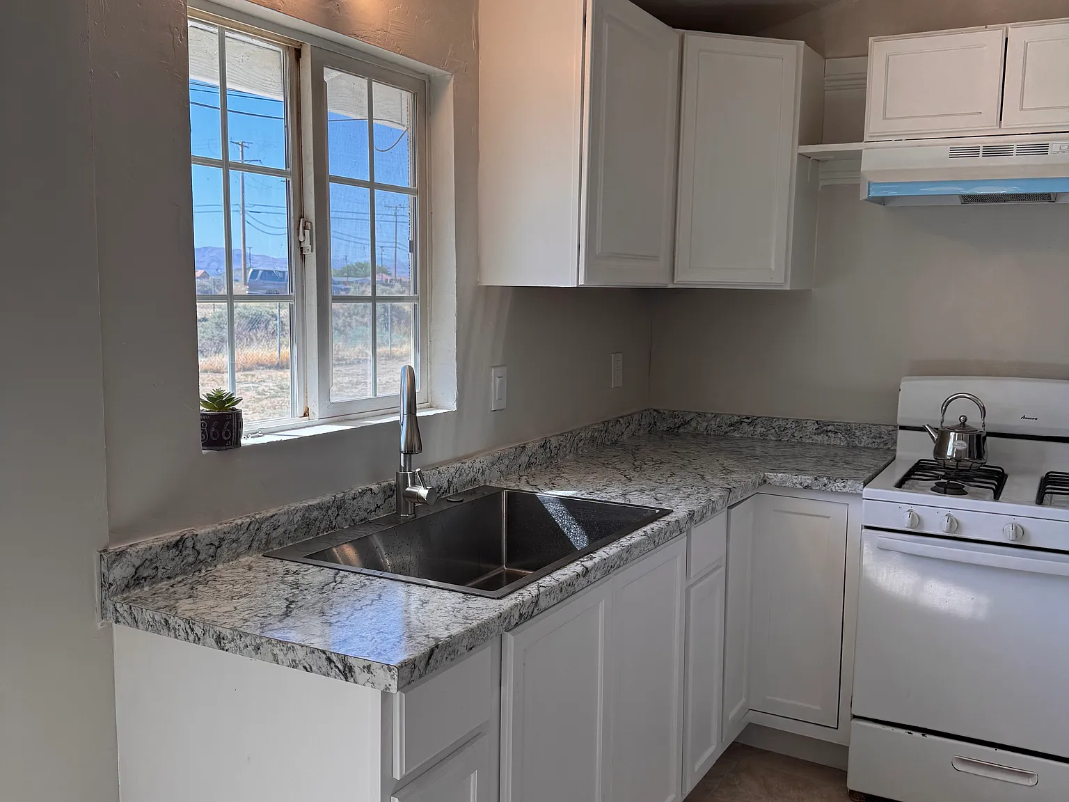 4 bed, $2,050 — Photo 2