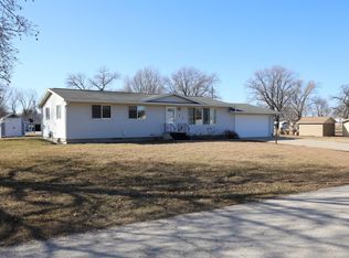 405 N Maple Ave, Graettinger, IA 51342