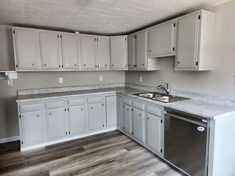 125 E Utica St — Photo 2