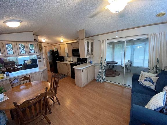 2nd image of 815 Mansion Ln
