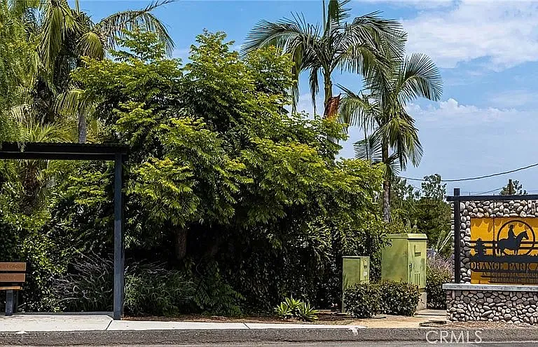 Close proximity to Orange Park Acres